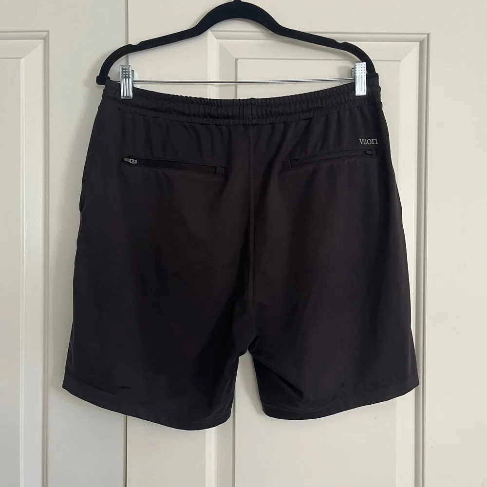 Vuori Kore Shorts Mens Size Large Black Activewear 7.5 Inch Inseam V302